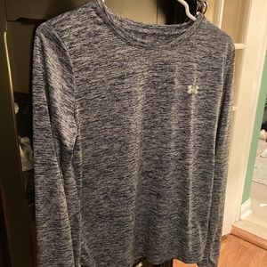 UnderArmour long sleeve workout shirt in Men's medium; Navy and gray